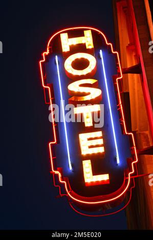 Ein Neonschild wirbt für eine Jugendherberge in Venice Beach, nahe Los Angeles, bei Nacht Stockfoto