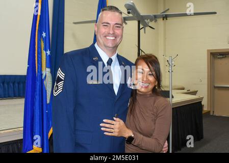 Kenneth Gabor, Chef der Air National Guard, 111. Attack Wing Security Forces Manager, dankte seiner Frau Maria für ihre Unterstützung als Militärpartner während einer Beförderungszeremonie, die am 5. März 2022 auf der Biddle Air National Guard Base stattfand, um Gabor in seinen derzeitigen Rang zu befördern. Gabor, ein Einheimischer aus Telford, Pennsylvania, hat mehr als zwei Jahrzehnte Militärdienst. Stockfoto