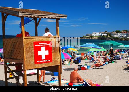 Ein sonniger Sommerurlaub bringt die Menschenmassen und die Rettungsschwimmer zum Short Sands Beach auf Kosten von Maine Stockfoto