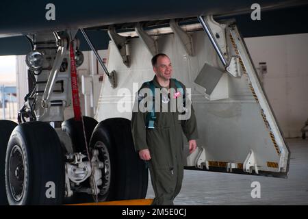 LT. Colonel Timothy Sullivan, Pilot des 131. Bombenflügels, begrüßt ein Mitglied seiner Bodencrew, während er eine Vorflugkontrolle des B-2 Spirit Tarnbombers am 5. März 2022 auf dem Whiteman Luftwaffenstützpunkt, Missouri, vorführt. Sullivan flog seinen letzten B-2 Flug, in dem er auch 1500 Stunden in der B-2 übertraf. Stockfoto