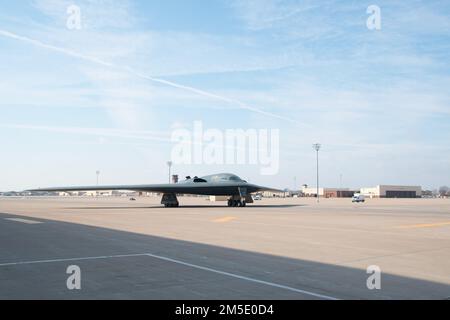 LT. Colonel Timothy Sullivan, 131. Bombenflügelpilot, fährt den B-2 Spirit Tarnbomber auf der Fluglinie am 5. März 2022 auf der Whiteman Air Force Base, Missouri. Sullivan flog seinen letzten Flug, in dem er auch 1500 Stunden in der B-2 übertraf. Stockfoto