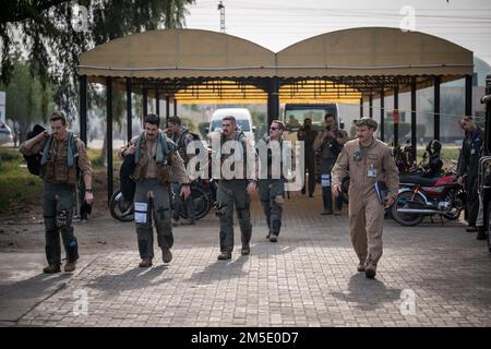 332d Air Expeditionary Wing F-16 Fighting Falcon Pilots steigen in ihr Flugzeug und nehmen an einer Trainingsveranstaltung am 28. Februar 2022 Teil, an der sich Partner der pakistanischen Luftwaffe während des Falcon Talon 2022 an einer PAF-Einsatzbasis beteiligen. Diese Aktion Agile Combat Employment ist die erste bilaterale Ausbildungsveranstaltung zwischen den Vereinigten Staaten und Pakistan seit 2019. Stockfoto
