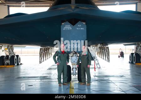 Lieutenant Colonel Timothy Sullivan und Major Aaron, 131. Bombenflügelpiloten, posieren für ein Foto am 5. März 2022, auf der Whiteman Air Force Base, Missouri. Sullivan flog seinen letzten B-2 Flug, in dem er auch 1500 Stunden in der B-2 übertraf. Stockfoto