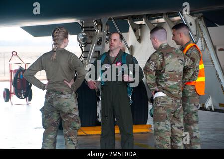 LT. Colonel Timothy Sullivan, Pilot des 131. Bombenflügels, spricht mit seinen Crewchefs vor dem B-2 Spirit Tarnbomber, 5. März 2022, auf der Whiteman Air Force Base, Missouri. Sullivan flog seinen letzten B-2 Flug, in dem er auch 1500 Stunden in der B-2 übertraf. Stockfoto