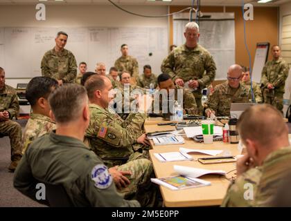 USA Oberst Tobin Clifton, Befehlshaber des Hauptquartiers, 60. Truppenkommando, North Carolina National Guard, spricht über eine Einführungsfolie während der Arctic Eagle-Patriot 2022 (AEP22) im Hauptquartier der Alaska National Guard Joint Force auf der Joint Base Elmendorf-Richardson vom 5. März 2022. Übung AEP22 erhöht die Fähigkeit der Nationalgarde, in rauen, extrem kalten Witterungsbedingungen in Alaska und der Arktis zu operieren. AEP22 verbessert die Fähigkeit militärischer und ziviler interinstitutioneller Partner, auf eine Vielzahl von Notfall- und Heimatschutzmissionen in Alaska und Arct zu reagieren Stockfoto