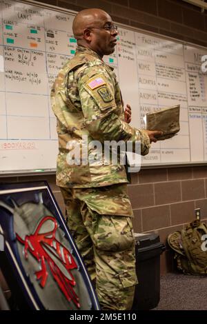 USA Army 1. Sgt. Giovanni Ford, der erste Sergeant für Hauptquartier und Hauptquartier, 60. Truppenkommando, North Carolina National Guard, gibt Informationen zur Nachhaltigkeit während der Arctic Eagle-Patriot 2022 (AEP22) im Alaska National Guard Joint Force Hauptquartier auf der Joint Base Elmendorf-Richardson vom 5. März 2022. Übung AEP22 erhöht die Fähigkeit der Nationalgarde, in rauen, extrem kalten Witterungsbedingungen in Alaska und der Arktis zu operieren. AEP22 verbessert die Fähigkeit militärischer und ziviler interinstitutioneller Partner, auf eine Vielzahl von Notfällen und Heimatschutz zu reagieren Stockfoto