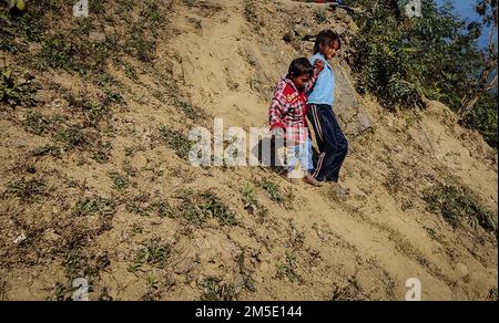 Dhading, Bagmati, Nepal. 27. Dezember 2022. Kinder aus der Chepang Gemeinde kommen an, um warme Kleidung im Dorf Hekrang von Benighat Rorang im Dhading-Viertel zu erhalten, etwa 55 km von der Hauptstadt Kathmandu, Nepal, am 27. Dezember 2022. Heartbeat, eine soziale Organisation zusammen mit einzelnen Spendern, verteilte warme Kleidung und Schreibwaren, Kunstmaterialien, Essen an Kinder der Chepang Gemeinde, warme Kleidung an Familienmitglieder. (Kreditbild: © Sunil Sharma/ZUMA Press Wire) Stockfoto