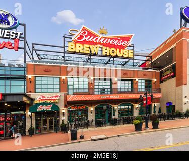 Budweiser Brew House befindet sich im Ballpark Village, direkt gegenüber vom Busch Stadium, und bietet jede Menge Speisen und Getränke. Stockfoto