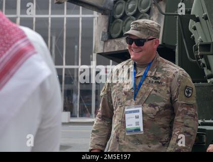 USA Army Staff Sgt. Aaron Schanhals, 3. Bataillon, 157. Field Artillery Regimen High Mobility Artillery Rocket System Section Chief, diskutiert die M142 HIMARS mit Teilnehmern der World Defense Show in Riad, Königreich Saudi-Arabien, 6. März 2022. HIMARS ist ein fahrbarer, Ein Präzisionswaffen-System, das die Kampfkräfte mit Präzisionsraketen und Raketen aus nächster Nähe und über große Entfernungen bei ihrem Feuern unterstützt. Die Teilnahme der USA an der World Defense Show baut auf unserer engen Beziehung zum Königreich Saudi-Arabien auf und stärkt unsere Beziehungen zu anderen Verbündeten und Partnern in der Region. Stockfoto