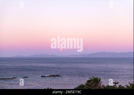 Sonnenaufgang an der Ägäis, Tinos, Griechenland Stockfoto