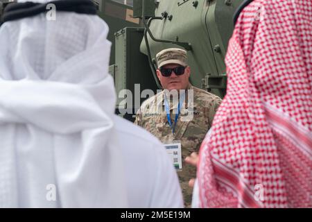 USA Army Staff Sgt. Aaron Schanhals, 3. Bataillon, 157. Field Artillery Regimen High Mobility Artillery Rocket System Section Chief, diskutiert die M142 HIMARS mit Teilnehmern der World Defense Show in Riad, Königreich Saudi-Arabien, 6. März 2022. HIMARS ist ein fahrbarer, Ein Präzisionswaffen-System, das die Kampfkräfte mit Präzisionsraketen und Raketen aus nächster Nähe und über große Entfernungen bei ihrem Feuern unterstützt. Die Teilnahme der USA an der World Defense Show baut auf unserer engen Beziehung zum Königreich Saudi-Arabien auf und stärkt unsere Beziehungen zu anderen Verbündeten und Partnern in der Region. Stockfoto