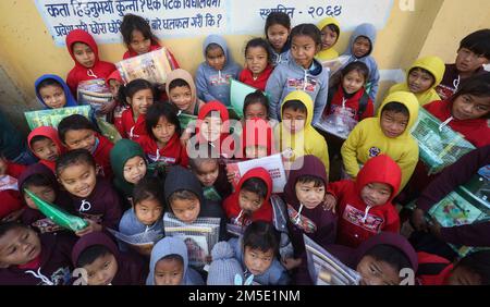 Dhading, Bagmati, Nepal. 27. Dezember 2022. Kinder aus der Chepang Community lächeln, nachdem sie warme Kleidung und Schreibwaren im Dorf Hekrang von Benighat Rorang im Dhading-Viertel, rund 55 km von der Hauptstadt Kathmandu, Nepal, am 27. Dezember 2022 erhalten haben. Heartbeat, eine soziale Organisation zusammen mit einzelnen Spendern, verteilte warme Kleidung und Schreibwaren, Kunstmaterialien, Essen an Kinder der Chepang Gemeinde, warme Kleidung an Familienmitglieder. (Kreditbild: © Sunil Sharma/ZUMA Press Wire) Stockfoto