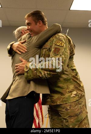 USA Oberst Hal Garland umarmt seinen Enkel Major Benjamin Garland, nachdem er ihn am 6. März 2022 auf der Buckley Space Force Base, Aurora, Colorado, vereidigt hatte. Garland ist Absolvent der Air Force Academy und wurde 2010 in die National Football League aufgenommen. Derzeit ist Garland das Dienstmitglied mit der höchsten Rangfolge, das auch in der NFL gespielt hat. Stockfoto