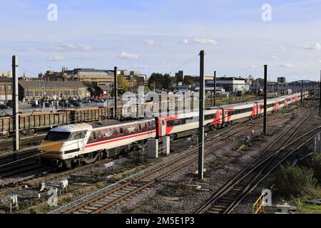 91101 der fliegende schotte verlässt den Peterborough Bahnhof, East Coast Main Line Railway; Cambridgeshire, England, Vereinigtes Königreich Stockfoto