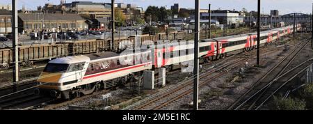 91101 der fliegende schotte verlässt den Peterborough Bahnhof, East Coast Main Line Railway; Cambridgeshire, England, Vereinigtes Königreich Stockfoto