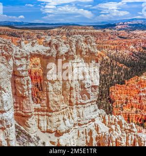 Natürliches Fenster in einer weißen Sandsteinmauer über orangefarbenen Hoodoos im bryce Canyon-Nationalpark, utah Stockfoto