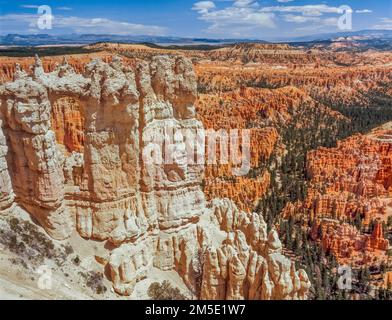 Natürliches Fenster in einer weißen Sandsteinmauer über orangefarbenen Hoodoos im bryce Canyon-Nationalpark, utah Stockfoto