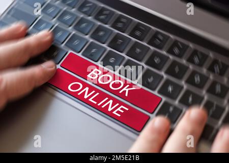 Schreiben Anzeigen des Textbuchs Online. Business-Konzept Reservieren Sie Flugtickets für Veranstaltungen über das Internet Stockfoto