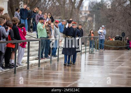 USA Army Honor Guard, 3. Infanteriedivision, führt einen zeremoniellen Kranz am Grab des unbekannten Soldaten in Arlington, Virginia, am 6. März 2022 durch. USA Soldaten der Nationalgarde von Vermont reisten zum Nationalfriedhof von Arlington, um Respekt zu zollen. Stockfoto