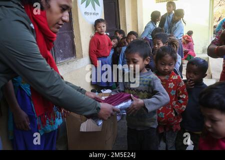 Dhading, Bagmati, Nepal. 27. Dezember 2022. Kinder aus der Chepang-Gemeinde erhalten warme Kleidung und Schreibwaren im Dorf Hekrang Benighat Rorang im Bezirk Dhading, rund 55 km von der Hauptstadt Kathmandu, Nepal am 27. Dezember 2022 entfernt. Heartbeat, eine soziale Organisation zusammen mit einzelnen Spendern, verteilte warme Kleidung und Schreibwaren, Kunstmaterialien, Essen an Kinder der Chepang Gemeinde, warme Kleidung an Familienmitglieder. (Kreditbild: © Sunil Sharma/ZUMA Press Wire) Stockfoto