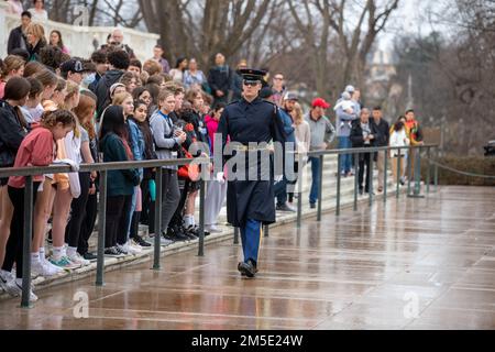 USA Sergeant der Army Honor Guard, Jake Sprosty, 3. Infanteriedivision, beendet einen zeremoniellen Kranz am Grab des unbekannten Soldaten in Arlington, Virginia, 6. März 2022. USA Soldaten der Nationalgarde von Vermont reisten zum Nationalfriedhof von Arlington, um Respekt zu zollen. Stockfoto