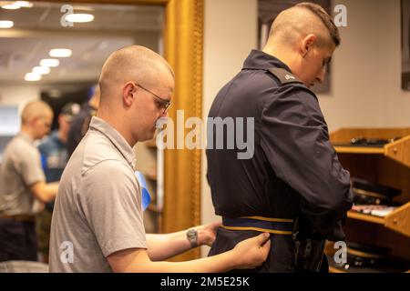 USA Sergeant der Army Honor Guard, Jake Sprosty, 3. Infanteriedivision, bereitet seine Zeremonialuniform vor dem Wachwechsel am Grab des unbekannten Soldaten in Arlington, Virginia, am 6. März 2022 vor. USA Soldaten der Nationalgarde von Vermont reisten zum Nationalfriedhof von Arlington, um Respekt zu zollen. Stockfoto