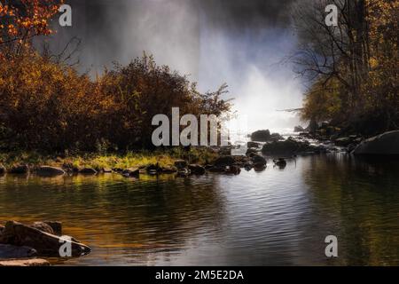 Herbstlandschaft am Watauga River am Fuße des Wilbur Dam im Watauga River Valley in Tennessee, USA. Stockfoto