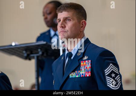 Der 121. Air Tanken Flügel veranstaltet im März UTA eine Preisverleihung auf dem Rickenbacker Air National Guard Base, Ohio, 6. März 2022. Bei der Zeremonie wurden Airmen verschiedene Preise verliehen. Stockfoto