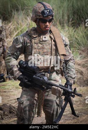 EIN US-AMERIKANISCHER Soldat der Armee von Bravo Company, 3. Brigade, 2. Bataillon, 27. Infanterie-Regiment, 25. Infanterie-Division führt Live-Feuerübungen zur Unterstützung von Salaknib in Fort Magsaysay, Nueva Ecija, Philippinen, am 6. März 2022 durch. Fast 1.100 US-Dollar Soldaten der pazifischen Armee werden in Salaknib zusammen mit ihren philippinischen Pendants teilnehmen, um die Interoperabilität zu verbessern und unsere Partnerschaft im gesamten indo-pazifischen Raum zu stärken. (USA Militärfoto: SPC Joshua Oller/28. Public Affairs) Stockfoto