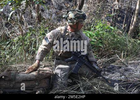 EIN US-AMERIKANISCHER Soldat der Armee von Bravo Company, 3. Brigade, 2. Bataillon, 27. Infanterie-Regiment, 25. Infanterie-Division führt Live-Feuerübungen zur Unterstützung von Salaknib in Fort Magsaysay, Nueva Ecija, Philippinen, am 6. März 2022 durch. Fast 1.100 US-Dollar Soldaten der pazifischen Armee werden in Salaknib zusammen mit ihren philippinischen Pendants teilnehmen, um die Interoperabilität zu verbessern und unsere Partnerschaft im gesamten indo-pazifischen Raum zu stärken. (USA Militärfoto: SPC Joshua Oller/28. Public Affairs) Stockfoto