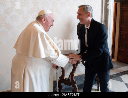 Papst Franziskus empfängt den Komiker Gad Elmaleh am 23. Dezember 2022 im Vatikan. Er kam, um Papst Franziskus seinen Film „Reste un peu“ zu präsentieren, einen sehr persönlichen Film, der am 16. November in Frankreich veröffentlicht wurde und dessen Drehbuch auf seiner spirituellen Reise zum Katholizismus basiert. „Ich war sehr gerührt von diesem großen, einfachen, bescheidenen und strahlenden Mann“, vertraute der Schauspieler dann sozialen Netzwerken an. Foto: Vatikan Media (EV)/ABACAPRESS.COM Stockfoto