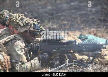 EIN US-AMERIKANISCHER Armeetrupp der Bravo Company, 3. Brigade, 2. Bataillon, 27. Infanterie-Regiment, 25. Infanterie-Division, führen am 6. März 2022 in Fort Magsaysay, Philippinen, eine Feuerübung zur Unterstützung von Salaknib durch. Salaknib wird jährlich von der philippinischen Armee in den USA geführt Von der Army Pacific gesponserte bilaterale Übung, die darauf abzielte, die Kapazitäten und die Interoperabilität der US-amerikanischen und der philippinischen Armee im gesamten Spektrum militärischer Operationen zu verbessern und gleichzeitig die Verbindungen zwischen den beiden langjährigen Partnerländern zu stärken. (USA Militärfoto: SPC Joshua Oller/28. Public Affairs) Stockfoto