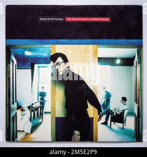 Bildcover der 1991 erschienenen 7-Zoll-Einzelversion von My Love Lives in a Dead House by Love and Money Stockfoto