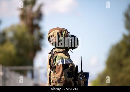 EIN US-AMERIKANISCHER Air Force Airman mit dem 163. Sicherheitsgeschwader, California Air National Guard, steht Wache in der Nähe eines Kontrollpunkts während einer Trainingsübung am March Air Reserve Base, Kalifornien, 6. März 2022. An der Übung nahmen Flugzeuge aus den verschiedenen Geschwadern der 163d Mission Support Group Teil, bei der sie in einer simulierten Einsatzumgebung einen Missionsschutzanzug (Mission Oriented Protective Posure, MOPP) tragen mussten. MOPP-Ausrüstung wurde entwickelt, um zu verhindern, dass nukleare, chemische oder biologische Agenzien dem Träger schaden. Stockfoto