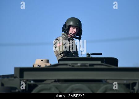 Ein Soldat aus dem 182. Artillerie-Regiment, Michigan National Guard, fährt ein M142 High Mobility Artillery Raketensystem für den Transport auf einem C-17 Globemaster III, der der 3. Luftwaffenstaffel, Dover Air Force Base, Delaware, März 6 zugeteilt wurde. 2022, auf der Selfridge Air National Guard Base, Michigan. Durch die Durchführung von HIMAR-Ladeübungen wird sichergestellt, dass die Ressourcen der Nationalgarde für die Durchführung der globalen REACH-Mission des Landes zur Verfügung stehen. Stockfoto