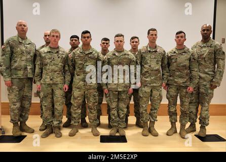 USA Oberst Jason Baker (ganz rechts), Brigadekommandeur des 48. Infanteriebrigaden-Kampfteams, Und Kommandoleiter Major John Ballenger (ganz links), Oberfeldwebel der Brigade, Oberfeldwebel des 48. IBCT, machen Sie ein Gruppenfoto mit Teilnehmern des besten Kriegers und des unkommissionierten Offizierswettbewerbs der Brigade am 6. März 2022 im Freiwilligenhauptquartier in Macon, Georgia. Im Wettbewerb wurden die Teilnehmer an den grundlegenden Aufgaben und Fähigkeiten des Soldiers getestet. Stockfoto