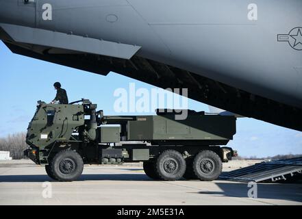 Soldaten des 182. Artillerie-Regiments, Michigan National Guard, laden ein M142 High Mobility Artillerie-Raketensystem auf einen C-17 Globemaster III, der der 3. Luftwaffenstaffel, Dover Air Force Base, Delaware, am 6. März 2022, in Selfridge Air National Guard Base, Michigan, zugeteilt ist. Durch die Durchführung von HIMAR-Ladeübungen wird sichergestellt, dass die Ressourcen der Nationalgarde für die Durchführung der globalen REACH-Mission des Landes zur Verfügung stehen. Stockfoto