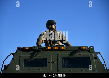 Ein Soldat aus dem 182. Artillerie-Regiment, Michigan National Guard, fährt ein M142 High Mobility Artillery Raketensystem für den Transport auf einem C-17 Globemaster III, der der 3. Luftwaffenstaffel, Dover Air Force Base, Delaware, März 6 zugeteilt wurde. 2022, auf der Selfridge Air National Guard Base, Michigan. Durch die Durchführung von HIMAR-Ladeübungen wird sichergestellt, dass die Ressourcen der Nationalgarde für die Durchführung der globalen REACH-Mission des Landes zur Verfügung stehen. Stockfoto