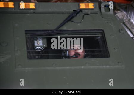 Ein Soldat aus dem 182. Artillerie-Regiment, Michigan National Guard, fährt ein M142 High Mobility Artillery Raketensystem für den Transport auf einem C-17 Globemaster III, der der 3. Luftwaffenstaffel, Dover Air Force Base, Delaware, März 6 zugeteilt wurde. 2022, auf der Selfridge Air National Guard Base, Michigan. Durch die Durchführung von HIMAR-Ladeübungen wird sichergestellt, dass die Ressourcen der Nationalgarde für die Durchführung der globalen REACH-Mission des Landes zur Verfügung stehen. Stockfoto