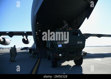 Soldaten des 182. Artillerie-Regiments, Michigan National Guard, laden ein M142 High Mobility Artillerie-Raketensystem auf einen C-17 Globemaster III, der der 3. Luftwaffenstaffel, Dover Air Force Base, Delaware, am 6. März 2022, in Selfridge Air National Guard Base, Michigan, zugeteilt ist. Durch die Durchführung von HIMAR-Ladeübungen wird sichergestellt, dass die Ressourcen der Nationalgarde für die Durchführung der globalen REACH-Mission des Landes zur Verfügung stehen. Stockfoto