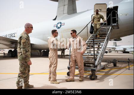 USA Luftwaffenbrücke. Gen. Robert Davis, 378. Kommandant der Luftwaffe, begrüßt die USA Oberstleutnant der Luftwaffe, Steven Bailey, 968. Kommandant der Luftwaffe, am Luftwaffenstützpunkt Prince Sultan, Königreich Saudi-Arabien, 6. März 2022. Die 968. EAACS, die zuvor auf dem Luftwaffenstützpunkt Al Dhafra in den Vereinigten Arabischen Emiraten stationiert waren, wird nun von der PSAB aus in Betrieb genommen. Stockfoto