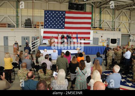 Generalmajor Billy M. Nabors, ehemaliger Stellvertretender Generaladjutant und Befehlshaber der Mississippi Air National Guard, spricht am 6. März 2022 am Stützpunkt der Key Field Air National Guard, Meridian, Mississippi, einen letzten Salut aus. Nabors, ein ehemaliger 186. Air Tanken Wing Commander, ging mit über 38 Jahren Dienst für seinen Staat und seine Nation in den Ruhestand. Stockfoto