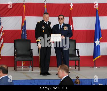 Generalmajor Janson D. Boyles, Adjutant General of Mississippi, überreicht während der Ruhestandszeremonie der Nabors am 6. März 2022 auf der Key Field Air National Guard Base in Merippdian, Mississippi, das Mississippi Magnolia Cross. Nabors, ein ehemaliger 186. Air Tanken Wing Commander, ging mit über 38 Jahren Dienst für seinen Staat und seine Nation in den Ruhestand. Stockfoto