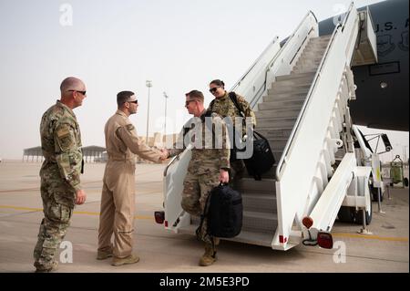 USA Luftwaffenbrücke. Gen. Robert Davis, 378. Air Expeditionary Wing Commander, begrüßt die Luftwaffe am Prince Sultan Air Base, Königreich Saudi-Arabien, 6. März 2022. Zuvor auf dem Luftwaffenstützpunkt Al Dhafra in den Vereinigten Arabischen Emiraten stationiert, werden das 380. Expeditionsflugzeug-Wartungsgeschwader und das 908. Expeditionsflugzeug-Tanken-Geschwader nun von der PSAB aus operieren. Stockfoto