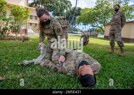 Die 624. Regional Support Group führte am 5. März 2022 auf der Joint Base Pearl Harbor-Hickam eine Schulung zur Unfallversorgung durch. TCCC wurde von den USA gegründet Sondereinsatzkommando und ist jetzt die akzeptierte Schlachtfeld-Vorkrankenpflege. Die Ausbildung stellt sicher, dass medizinische Fachkräfte auf eine frühzeitige, lebenserhaltende medizinische Versorgung für verwundetes Personal vorbereitet sind. Die allgemeine Bereitschaft der AFRC hängt von der individuellen Bereitschaft der einzelnen Citizen Airman ab. Stockfoto