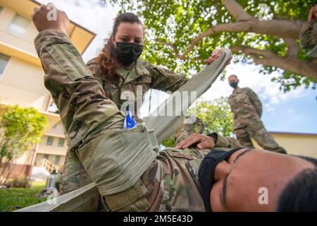 Die 624. Regional Support Group führte am 5. März 2022 auf der Joint Base Pearl Harbor-Hickam eine Schulung zur Unfallversorgung durch. TCCC wurde von den USA gegründet Sondereinsatzkommando und ist jetzt die akzeptierte Schlachtfeld-Vorkrankenpflege. Die Ausbildung stellt sicher, dass medizinische Fachkräfte auf eine frühzeitige, lebenserhaltende medizinische Versorgung für verwundetes Personal vorbereitet sind. Die allgemeine Bereitschaft der AFRC hängt von der individuellen Bereitschaft der einzelnen Citizen Airman ab. Stockfoto