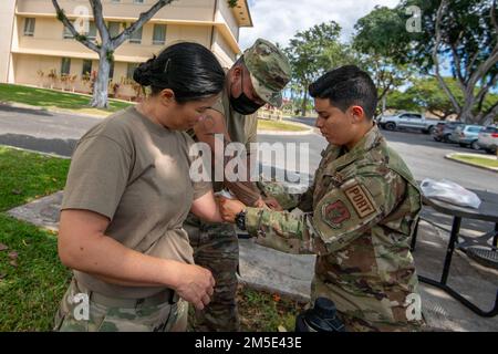 Die 624. Regional Support Group führte am 5. März 2022 auf der Joint Base Pearl Harbor-Hickam eine Schulung zur Unfallversorgung durch. TCCC wurde von den USA gegründet Sondereinsatzkommando und ist jetzt die akzeptierte Schlachtfeld-Vorkrankenpflege. Die Ausbildung stellt sicher, dass medizinische Fachkräfte auf eine frühzeitige, lebenserhaltende medizinische Versorgung für verwundetes Personal vorbereitet sind. Die allgemeine Bereitschaft der AFRC hängt von der individuellen Bereitschaft der einzelnen Citizen Airman ab. Stockfoto