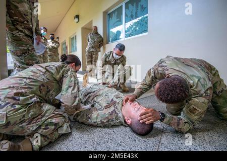 Die 624. Regional Support Group führte am 5. März 2022 auf der Joint Base Pearl Harbor-Hickam eine Schulung zur Unfallversorgung durch. TCCC wurde von den USA gegründet Sondereinsatzkommando und ist jetzt die akzeptierte Schlachtfeld-Vorkrankenpflege. Die Ausbildung stellt sicher, dass medizinische Fachkräfte auf eine frühzeitige, lebenserhaltende medizinische Versorgung für verwundetes Personal vorbereitet sind. Die allgemeine Bereitschaft der AFRC hängt von der individuellen Bereitschaft der einzelnen Citizen Airman ab. Stockfoto