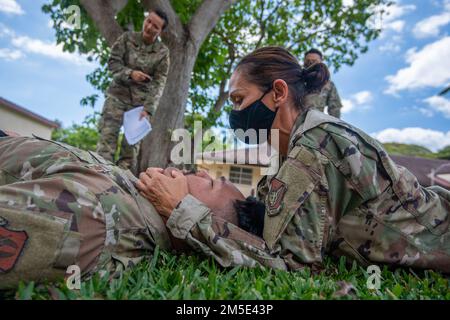 Die 624. Regional Support Group führte am 5. März 2022 auf der Joint Base Pearl Harbor-Hickam eine Schulung zur Unfallversorgung durch. TCCC wurde von den USA gegründet Sondereinsatzkommando und ist jetzt die akzeptierte Schlachtfeld-Vorkrankenpflege. Die Ausbildung stellt sicher, dass medizinische Fachkräfte auf eine frühzeitige, lebenserhaltende medizinische Versorgung für verwundetes Personal vorbereitet sind. Die allgemeine Bereitschaft der AFRC hängt von der individuellen Bereitschaft der einzelnen Citizen Airman ab. Stockfoto