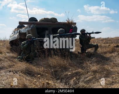 Slowakische Soldaten, der 3. Kompanie zugeteilt, 22. mechanisiertes Infanteriebataillon, 2. Brigade, sichern während einer Übung während des Saber-Streiks 22 auf dem militärischen Trainingsgelände Lest, Slowakei, am 6. März 2022 Kampfpositionen. Saber Strike 22 ist eine multinationale Übung vom 28. Februar bis zum 18. März 2022, die die Teilnahme von 13 alliierten NATO- und Partnerländern umfasst. Die Übung soll die kollektiven Fähigkeiten der NATO zeigen und zeigen, dass wir gemeinsam stärker sind. Stockfoto